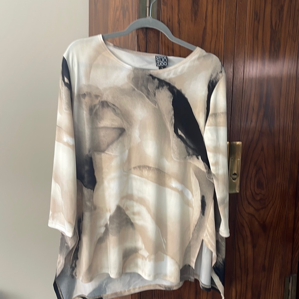 BNWOT flowy Womans shirt very flattering could fit an xl